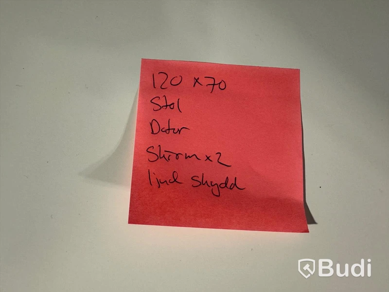 Manuellt höj-och sänkbart skrivbord, skrivbordsstol, bordsskärm, dator och 2 st datorskärmar