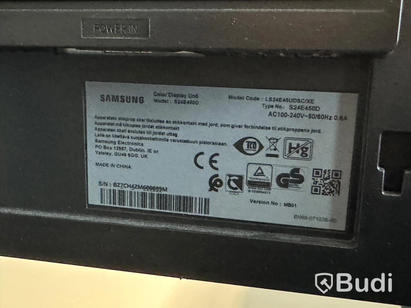 Manuellt höj-och sänkbart skrivbord, skrivbordsstol, bordsskärm, dator och datorskärm