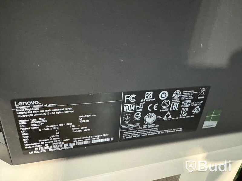 Manuellt höj-och sänkbart skrivbord, skrivbordsstol, bordsskärm, dator och 2 st datorskärmar