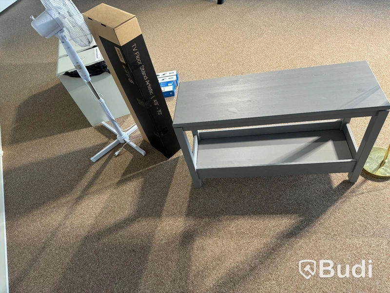 Diverse möbler och stativ