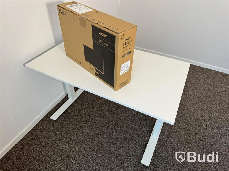 2 st manuellt höj-och sänkbara skrivbord och 2 st nya datorskärmar