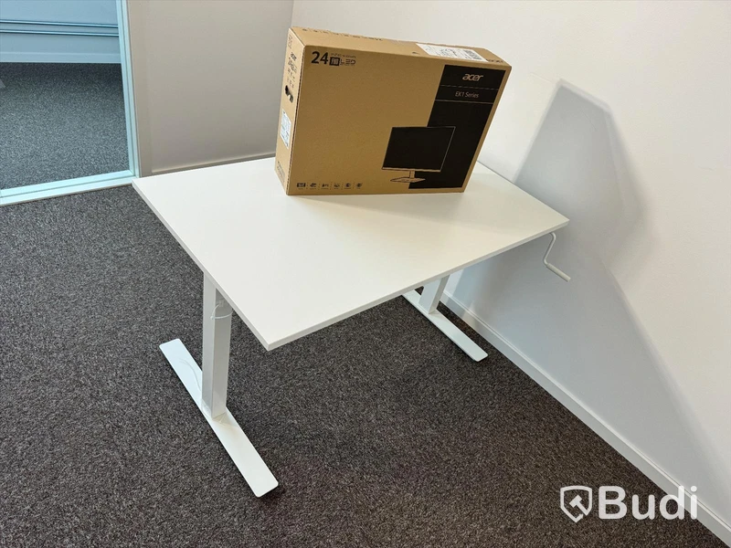 2 st manuellt höj-och sänkbara skrivbord och 2 st nya datorskärmar