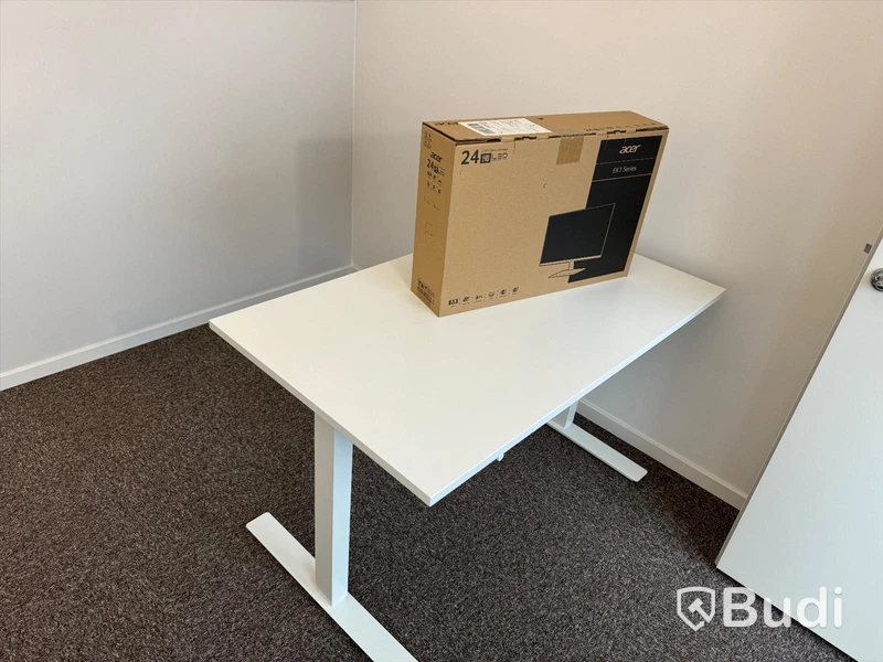 2 st manuellt höj-och sänkbara skrivbord och 2 st nya datorskärmar