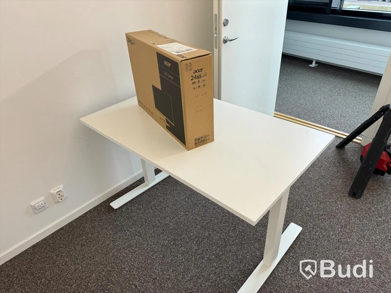 2 st manuellt höj-och sänkbara skrivbord och 2 st nya datorskärmar
