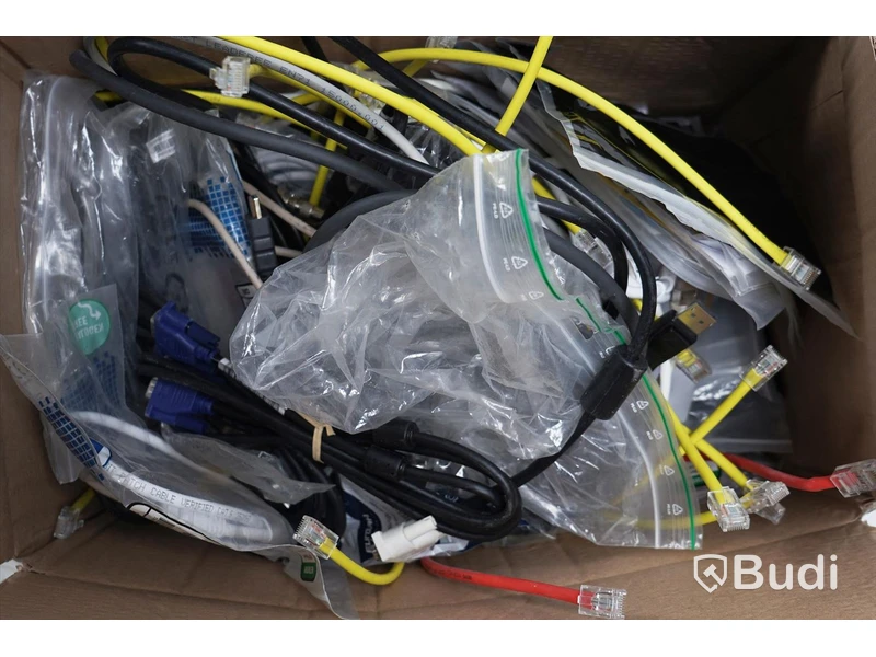 Parti med diverse sladdat - Coaxial, VGA, Ethernet m.m