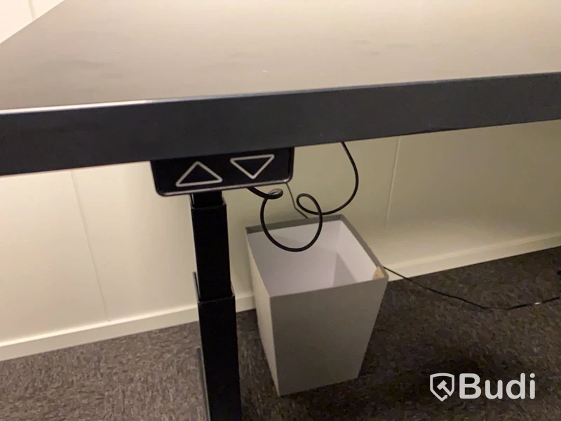 Skrivbord elektriskt och kontorsstol.