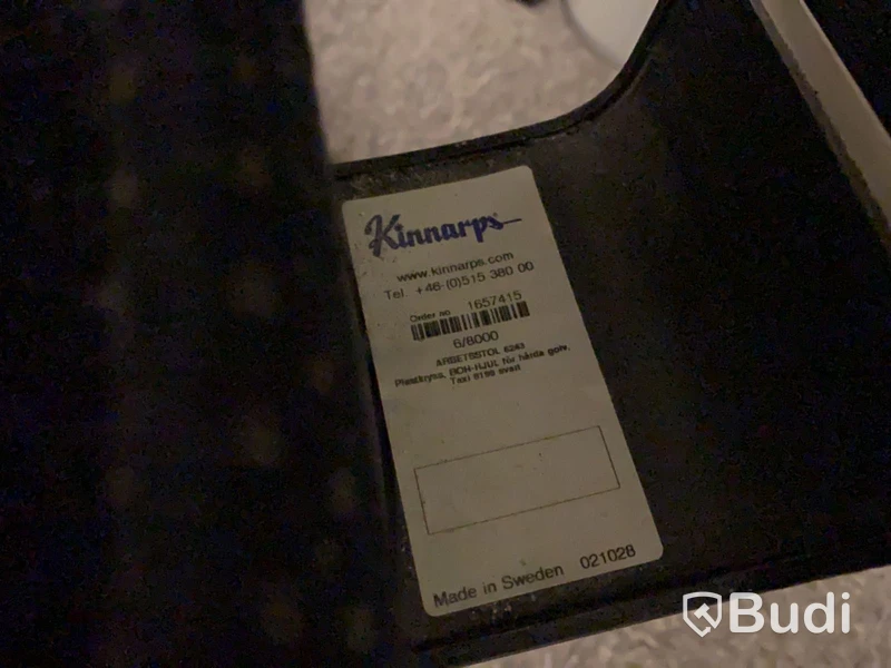 Skrivbord elektriskt och kontorsstol.