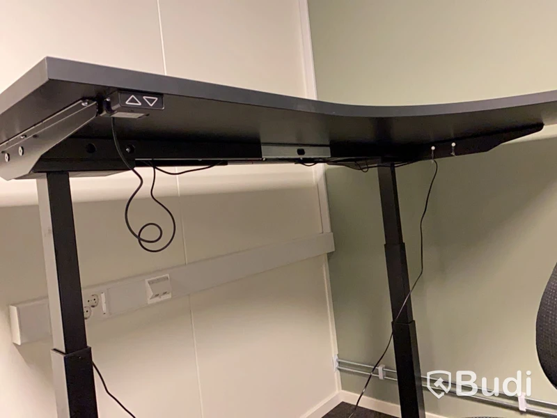 Skrivbord elektriskt och kontorsstol.