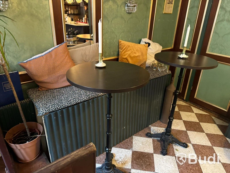 2st runda cafebord samt plattsbyggd soffa