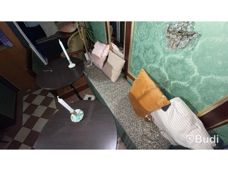 2st runda cafebord samt plattsbyggd soffa