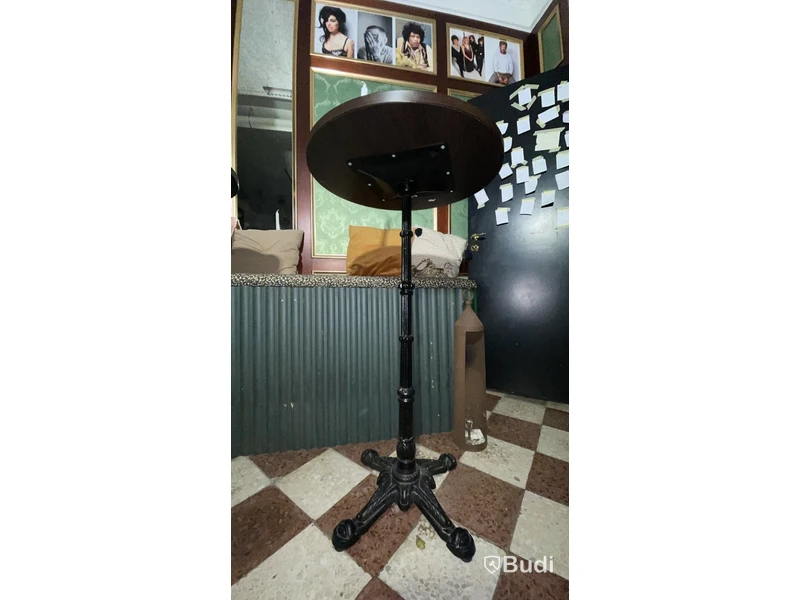 2st runda cafebord samt plattsbyggd soffa