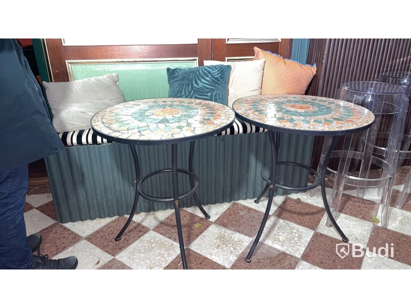 2st runda cafebord samt plattsbyggd soffa