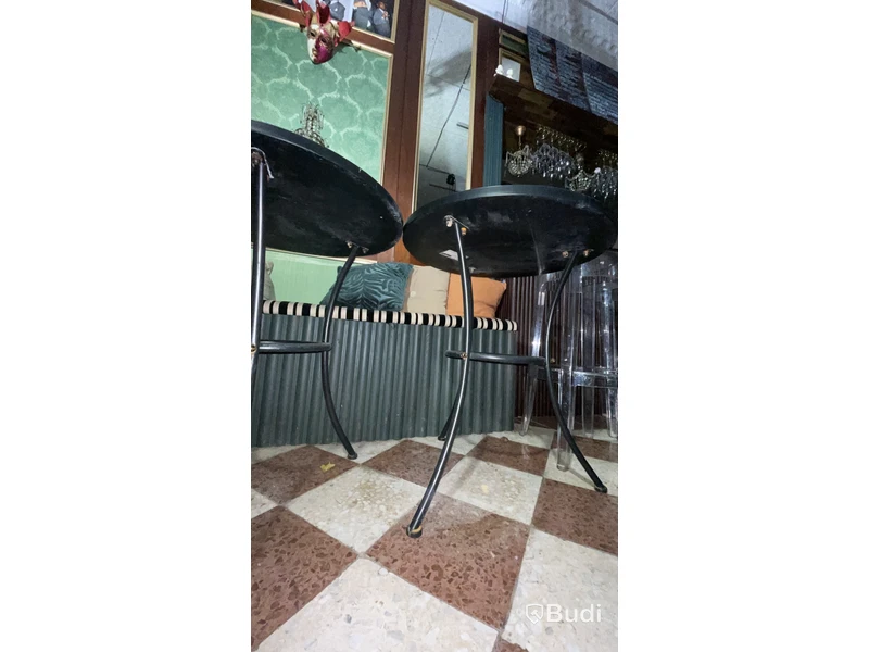 2st runda cafebord samt plattsbyggd soffa