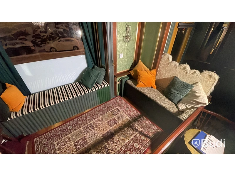 2 platsbyggda soffor, mattor, div stolar, avlastningsbord