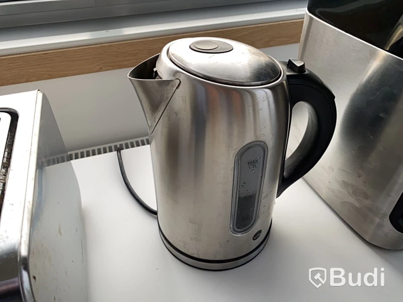 Köksbord, kaffebryggare, brödrost & vattenkokare