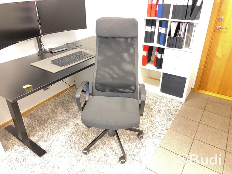 Kontorsarbetsplats med dubbla skärmar