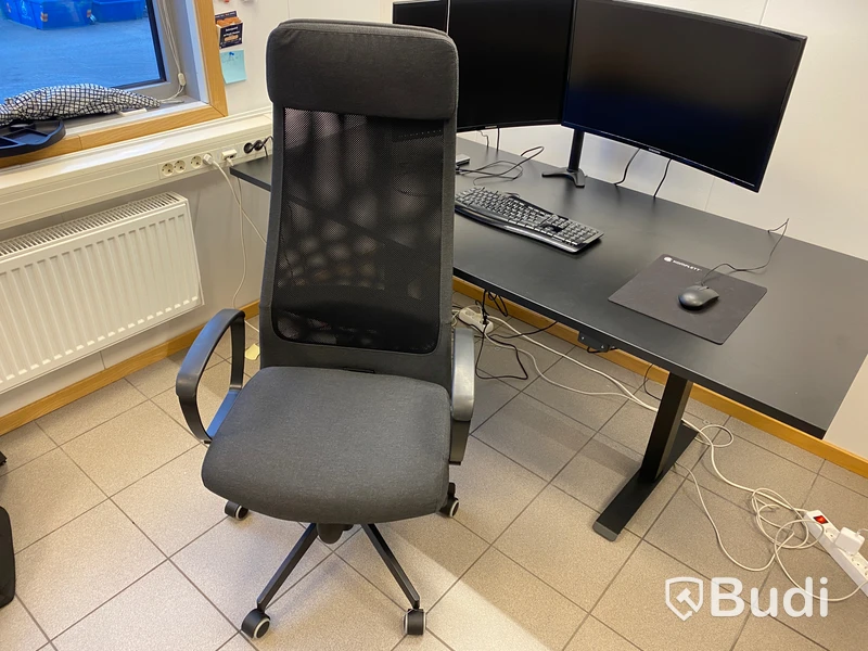 Kontorsarbetsplats med dubbla skärmar