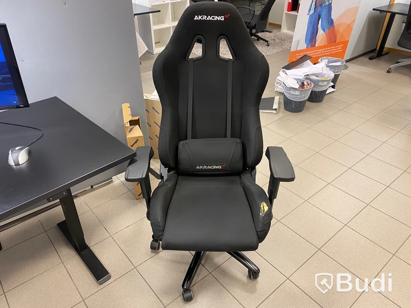 Kontorsarbetsplats med dubbla skärmar