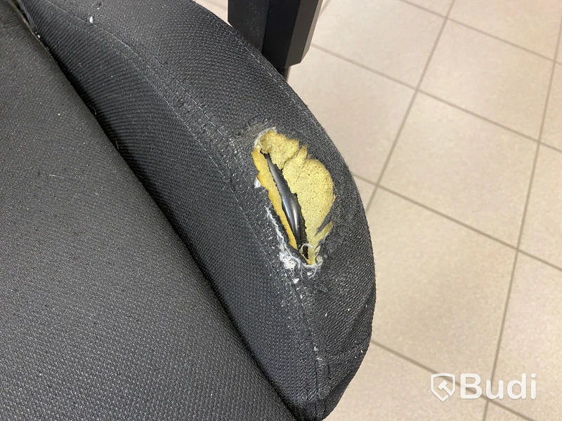 Kontorsarbetsplats med dubbla skärmar