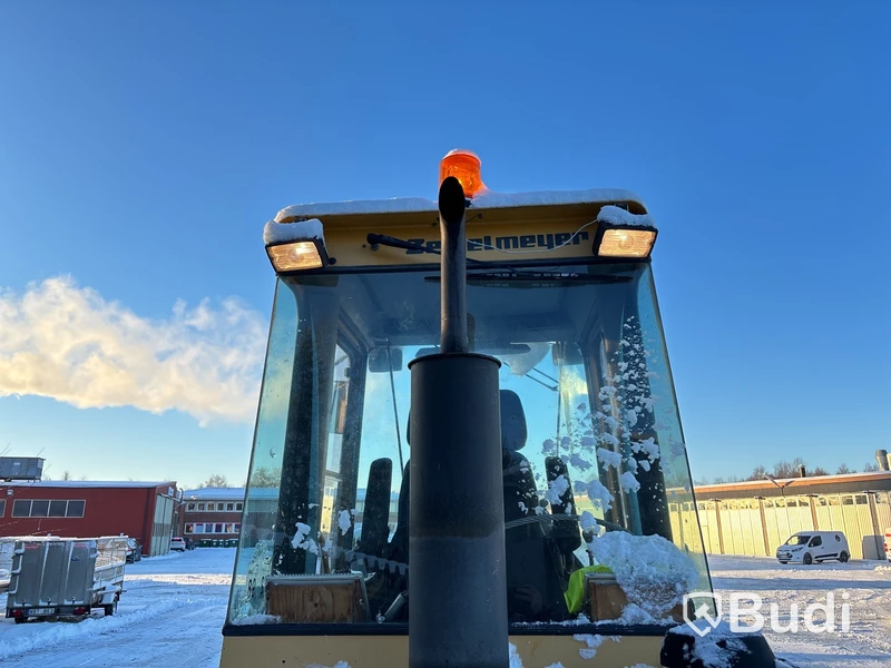 Lastmaskin Zettelmeyer med många redskap.