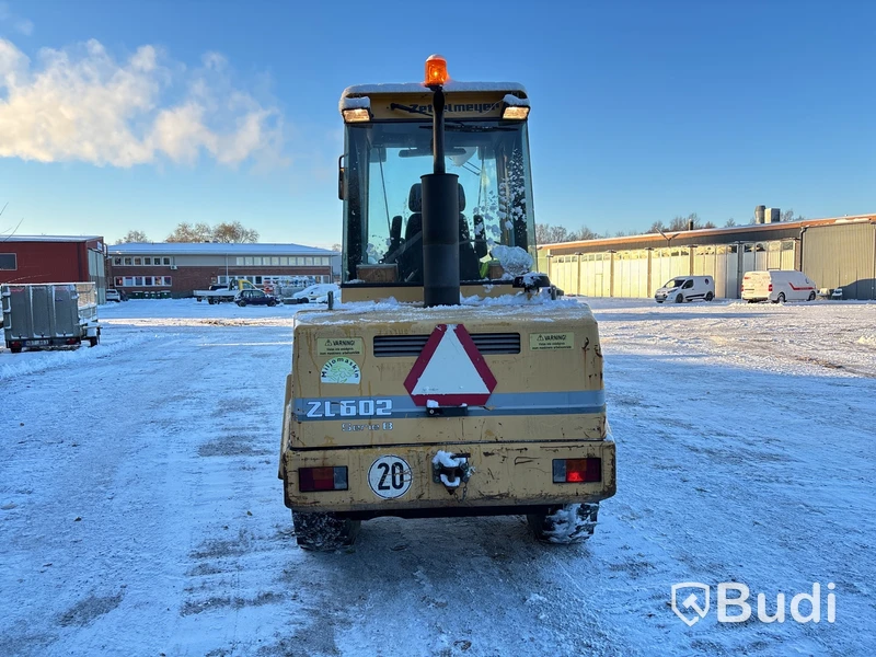 Lastmaskin Zettelmeyer med många redskap.