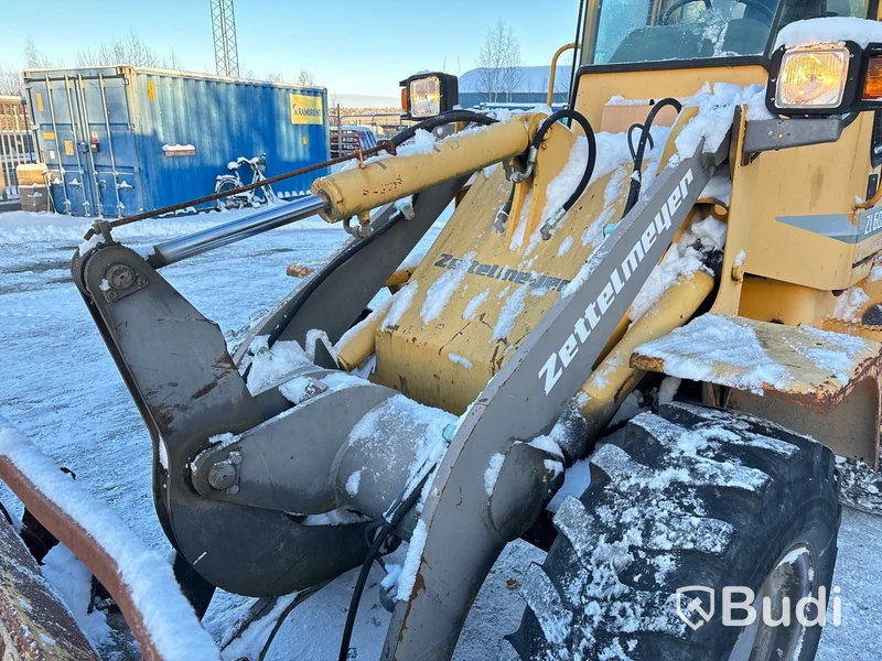 Lastmaskin Zettelmeyer med många redskap.