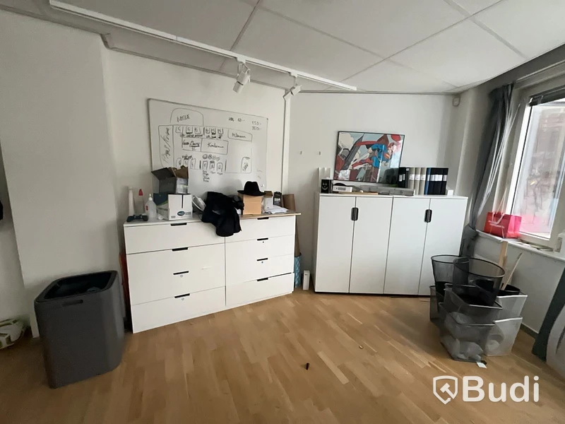 Diverse förvaringsmöbler, soptunna och papperskorgar