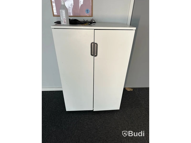 Skåp och whiteboard