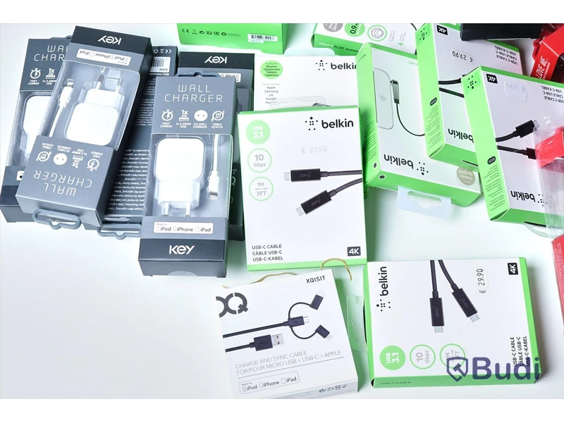Parti med diverse kablar, USB-C, Micro USB & Lightning m.m.