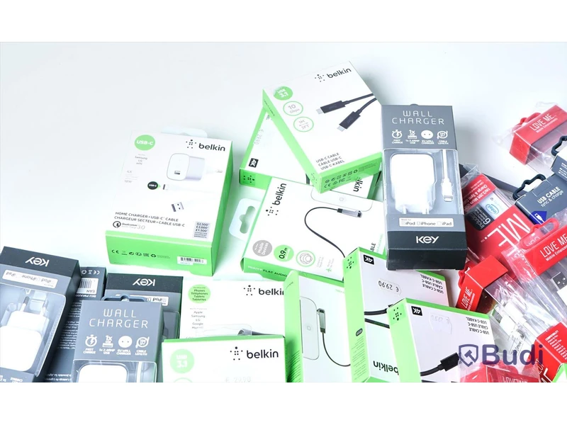 Parti med diverse kablar, USB-C, Micro USB & Lightning m.m.