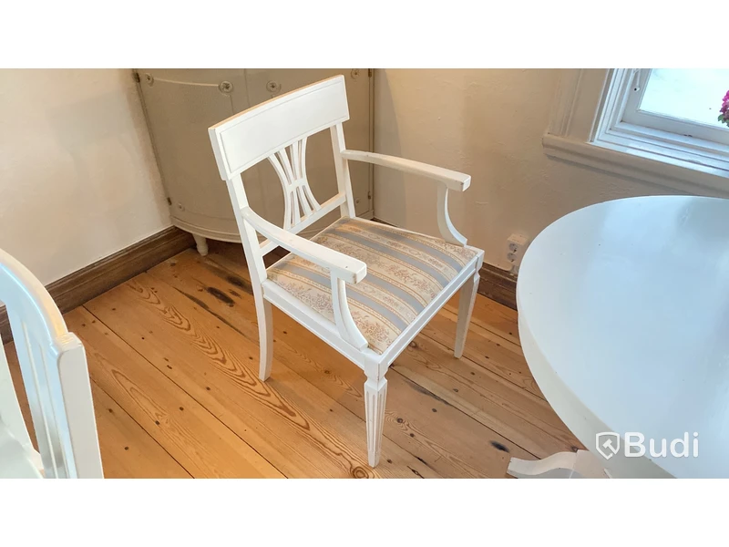 Äldre matsalsmöblemang