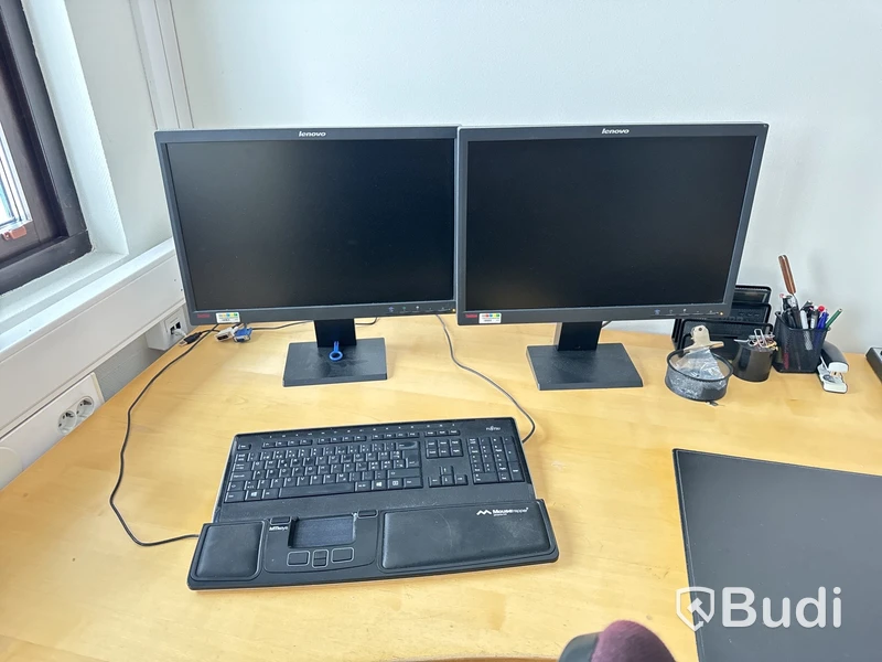 Elektriskt höj- och sänkbart skrivbord med sidebord, skåp med skjutdörrar samt kontorsstol och 2st Lenovo datorskärmar
