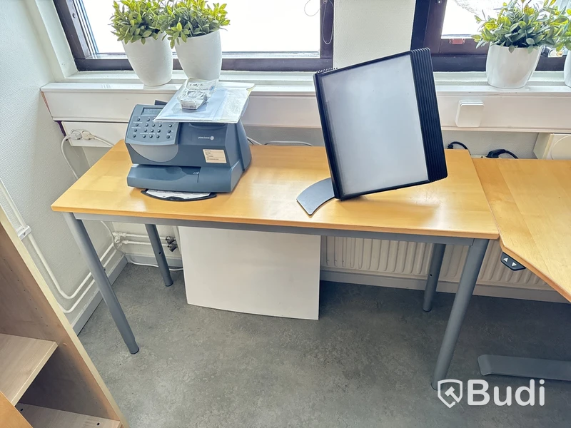 Elektriskt höj- och sänkbart skrivbord med sidebord, skåp med skjutdörrar samt kontorsstol och 2st Lenovo datorskärmar