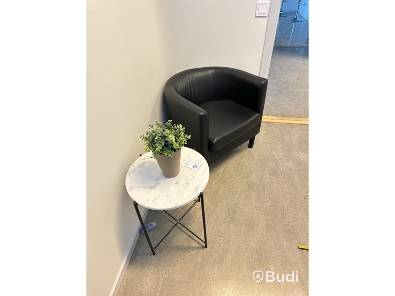 Elektriskt höj-och sänkbart skrivbord 160x80cm, skåp, kontorsstol, 2st datorskärmar Fujitsu 24 tum, besöksfåtölj i skinn samt litet marmorbord