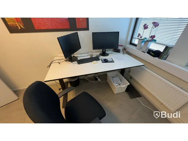 Elektriskt höj-och sänkbart skrivbord 160x80cm, skåp, kontorsstol, 2st datorskärmar Fujitsu 24 tum, besöksfåtölj i skinn samt litet marmorbord