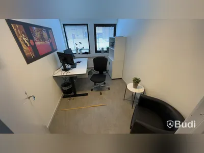 Elektriskt höj-och sänkbart skrivbord 160x80cm, skåp, kontorsstol, 2st datorskärmar Fujitsu 24 tum, besöksfåtölj i skinn samt litet marmorbord
