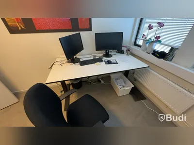 Elektriskt höj-och sänkbart skrivbord 160x80cm, skåp, kontorsstol, 2st datorskärmar Fujitsu 24 tum, besöksfåtölj i skinn samt litet marmorbord
