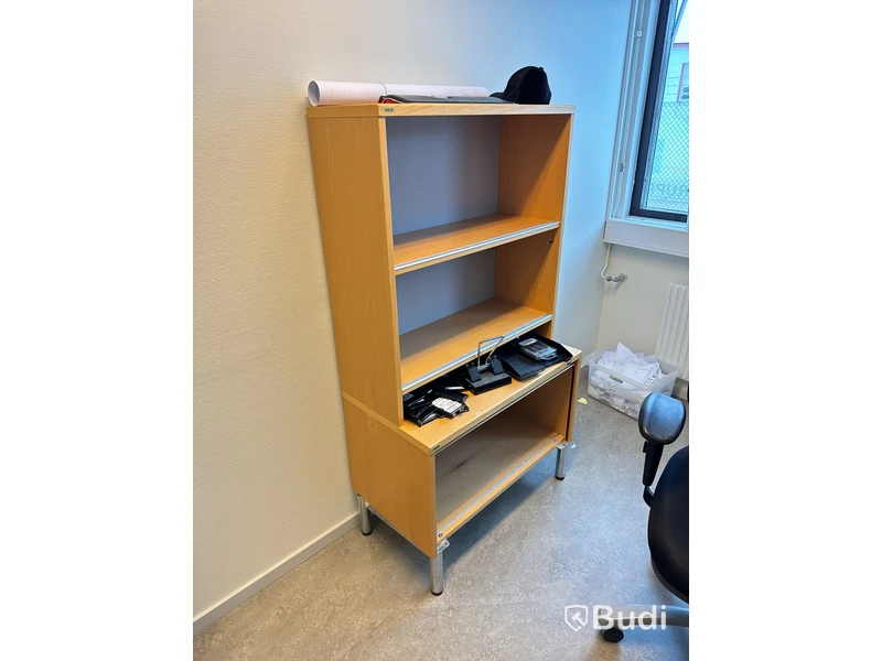 Elekstriskt höj och sänkbart skrivbord 170x80, 2st datorskärmar Fujitsu 22 tum, kontorsstol, hylla med jalusidel samt besöksstol