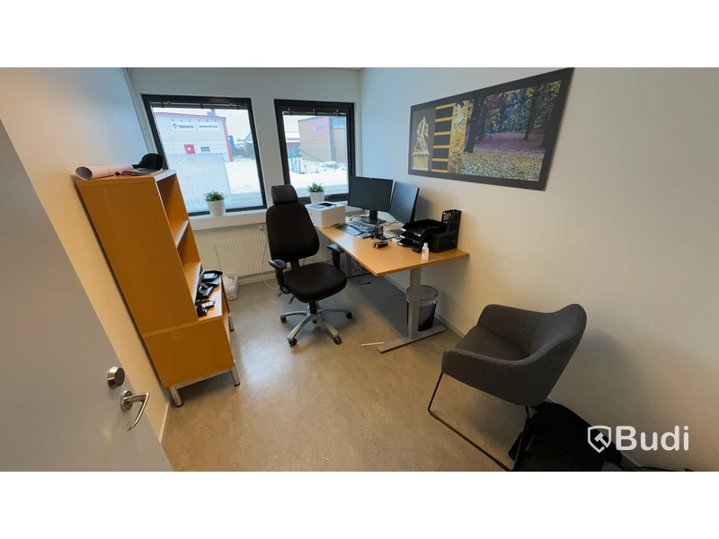 Elekstriskt höj och sänkbart skrivbord 170x80, 2st datorskärmar Fujitsu 22 tum, kontorsstol, hylla med jalusidel samt besöksstol
