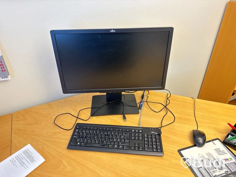 Hörnskrivbord, elektriskt höj och sänkbart, kontorsstol, hylla samt besöksstol