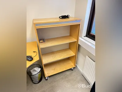 Elektriskt höj och sänkbart skrivbord 180x115cm, 2st Fujitsu datorskärmar, kontorsstol samt Jalusiskåp på hjul