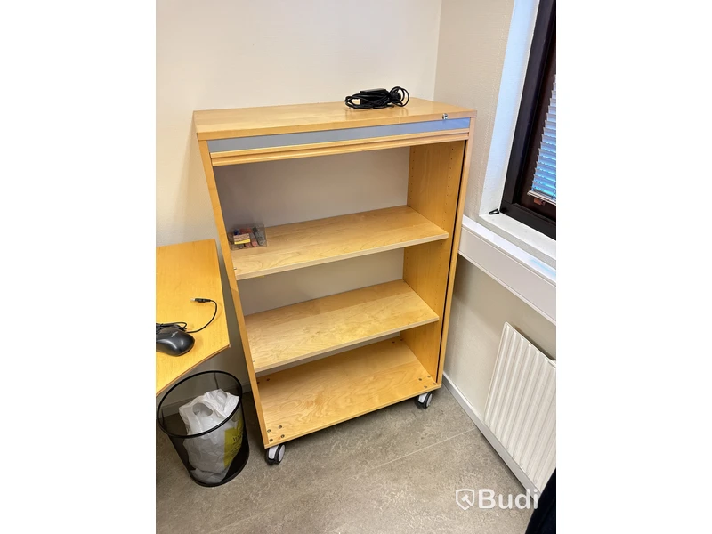 Elektriskt höj och sänkbart skrivbord 180x115cm, 2st Fujitsu datorskärmar, kontorsstol samt Jalusiskåp på hjul