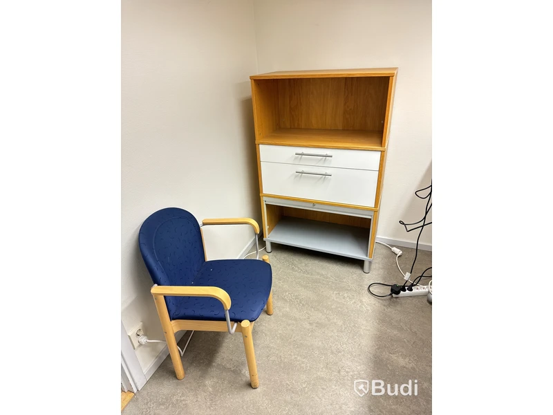 Elektriskt höj och sänkbart skrivbord 180x115cm, 2st Fujitsu datorskärmar, kontorsstol samt Jalusiskåp på hjul