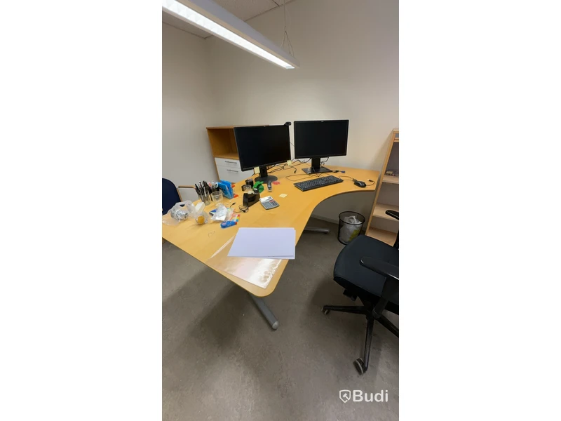 Elektriskt höj och sänkbart skrivbord 180x115cm, 2st Fujitsu datorskärmar, kontorsstol samt Jalusiskåp på hjul