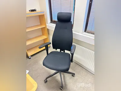 Elektriskt höj och sänkbart skrivbord 180x115cm, 2st Fujitsu datorskärmar, kontorsstol samt Jalusiskåp på hjul