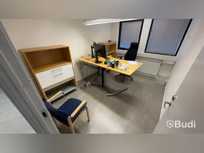 Elektriskt höj och sänkbart skrivbord 180x115cm, 2st Fujitsu datorskärmar, kontorsstol samt Jalusiskåp på hjul