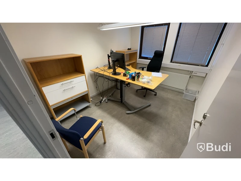 Elektriskt höj och sänkbart skrivbord 180x115cm, 2st Fujitsu datorskärmar, kontorsstol samt Jalusiskåp på hjul