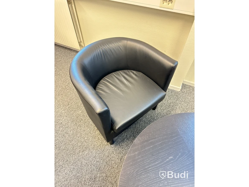 4st besökfåtöljer i skinn samt runt soffbord