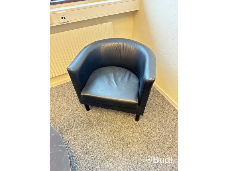 4st besökfåtöljer i skinn samt runt soffbord