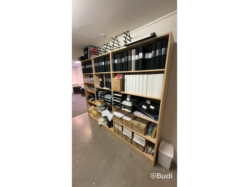 3st bokhyllor med div förbrukningsmaterial, papper och tomma pärmar